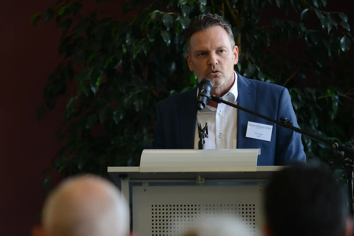 CEO der Zürcher Oberland Medien AG, Dani Sigel, konnte vor allem Fortschritte im digitalen Bereich verkünden. Ein Geschäftsmann präsentiert Geschäftszahlen an einem Rednerpult